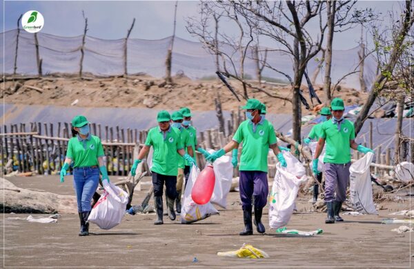 CLEAN UP VIETNAM WITH GREEN TEAM